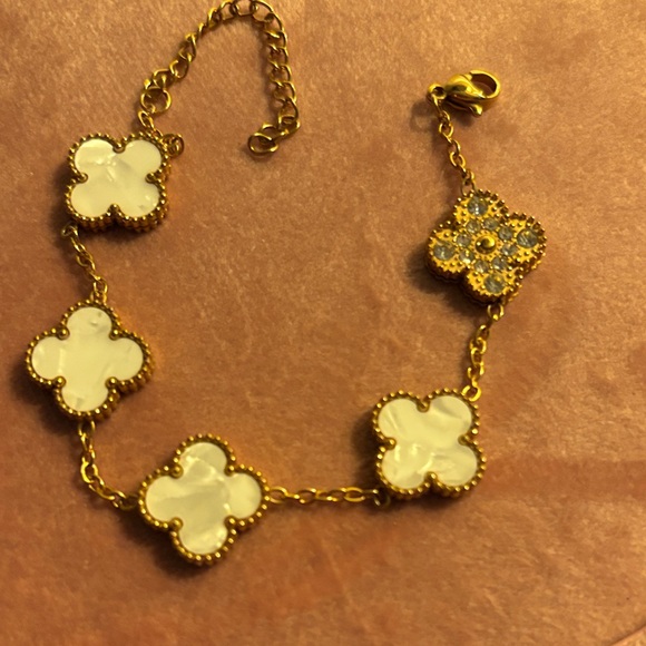 Elegant Mother of pearl Clover Floral Bracelet NWOT - Picture 4 of 6